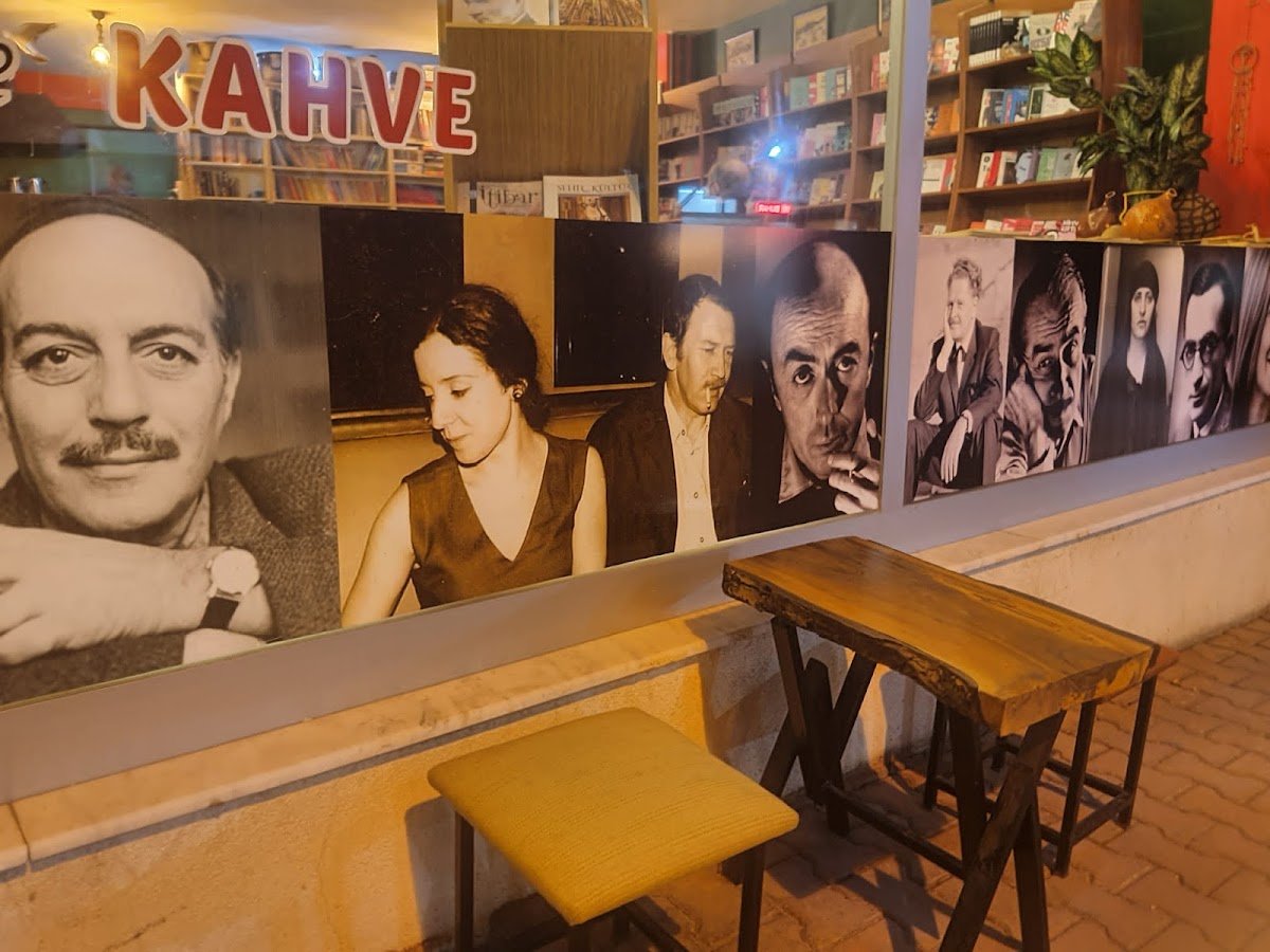 Üvercinka Sahaf Kitapevi &Kafe
