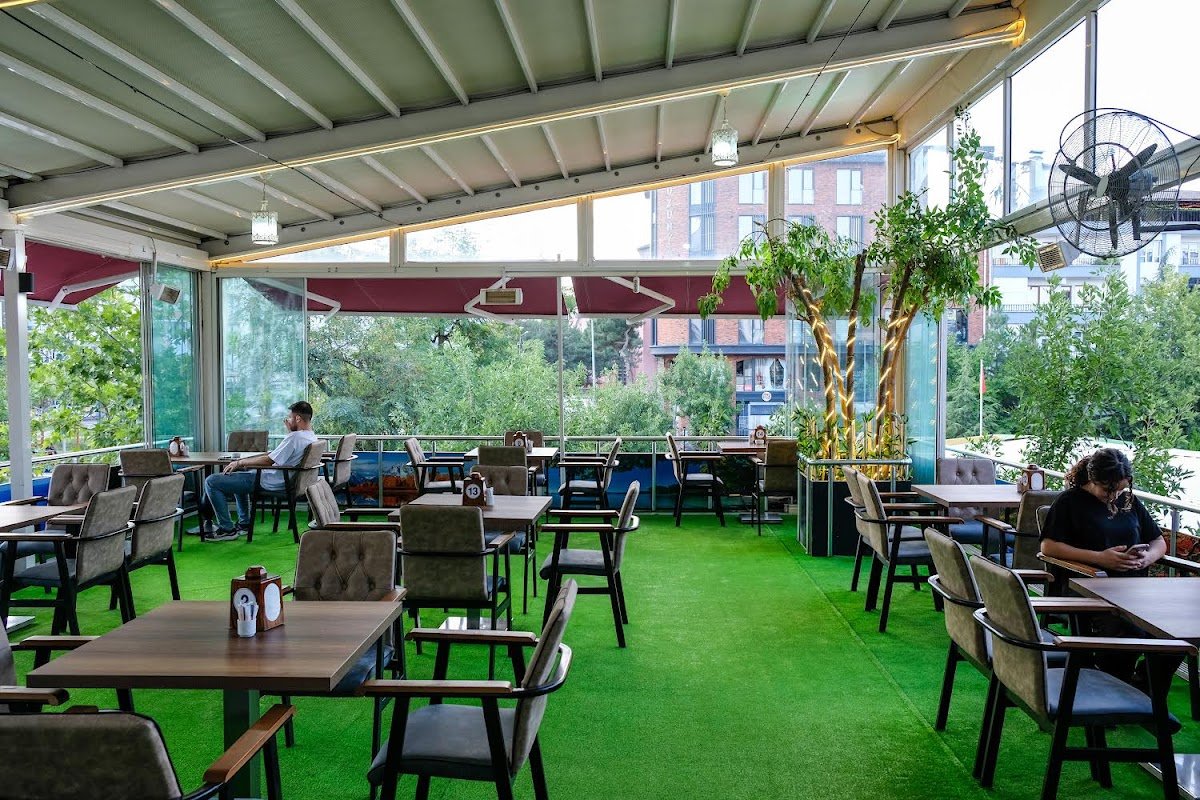 Eis Garden Cafe & Restaurant
