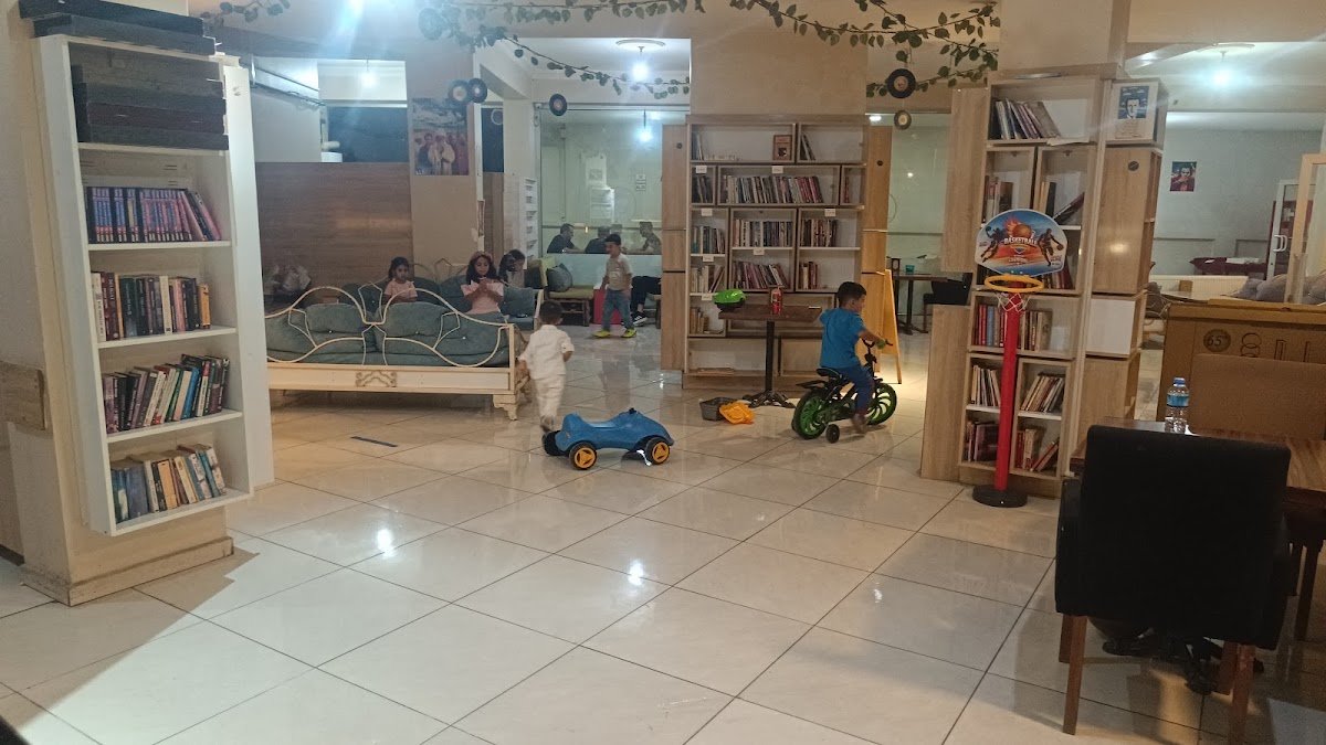 Tozlu Raf Kitap Kafe