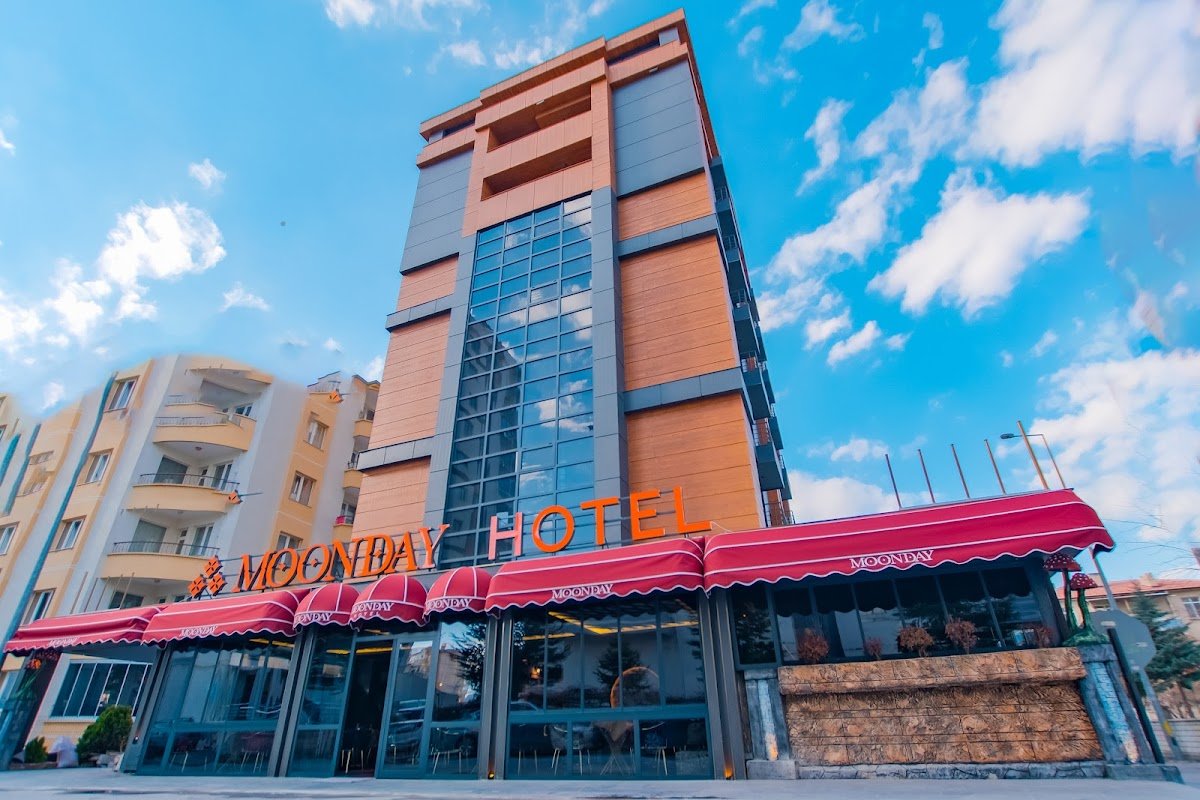 Moonday Hotel