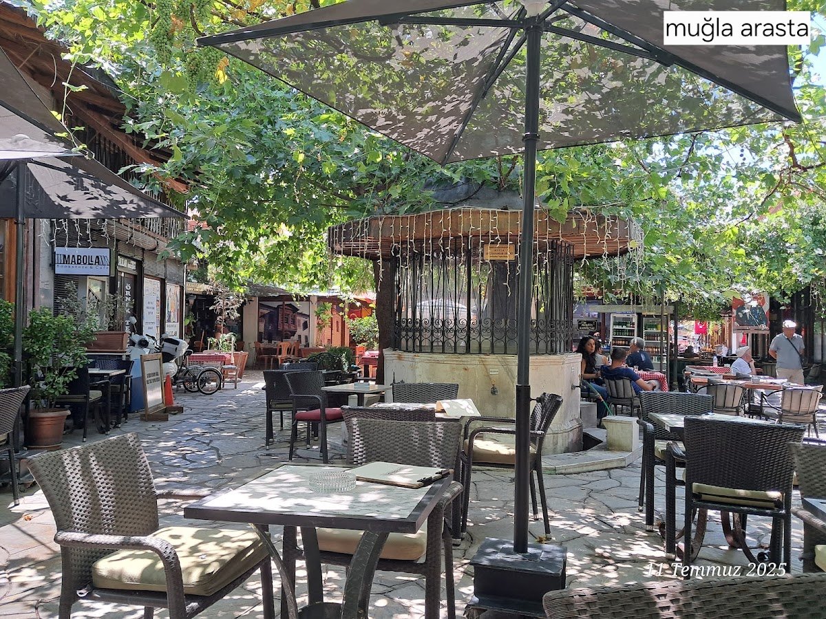 Mabolla Bookstore & Cafe