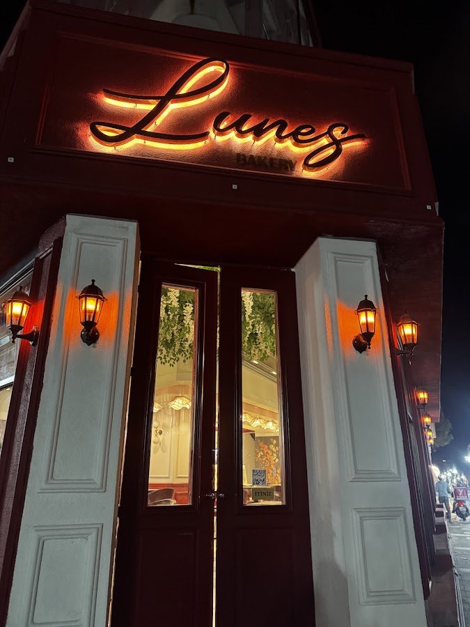 Lunes French Bakery
