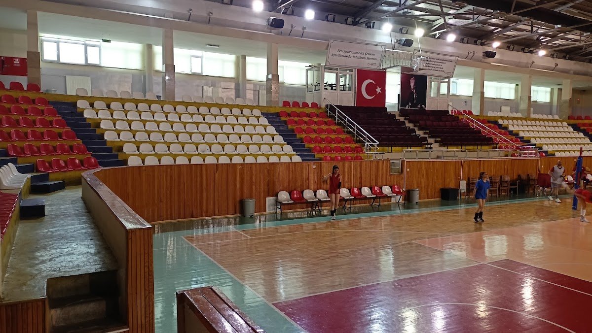 Hüseyin Akbaş Kapalı Spor Salonu