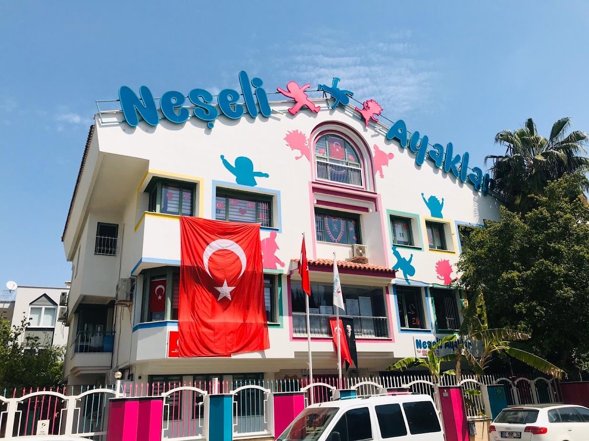 Neşeli Ayaklar Lara