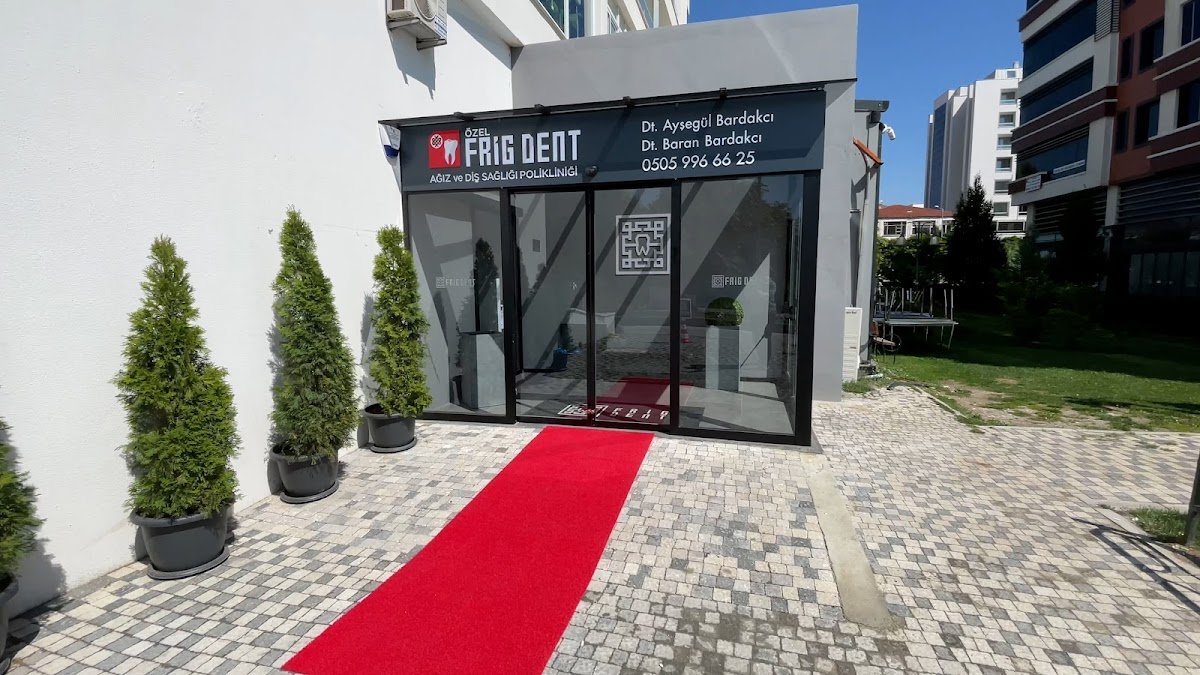 Frig Dent - Gülüş Tasarımı - İmplant - Dikişsiz İmplant - Yaprak Porselen - Diş Beyazlatma - Dijital Gülüş Tasarımı