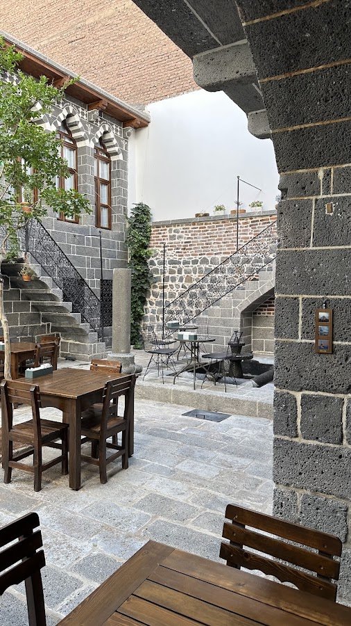 Taş Avlu Konaklama