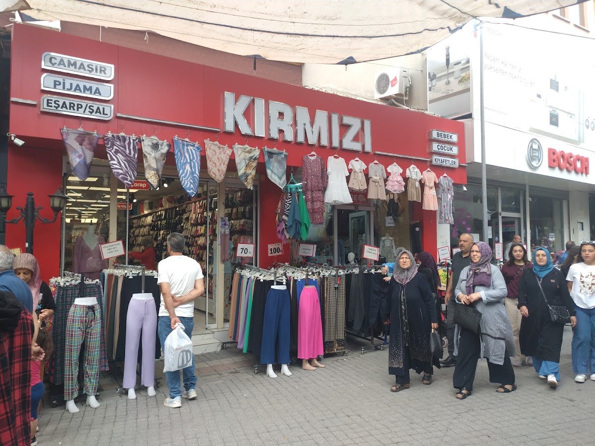 Kırmızı Giyim