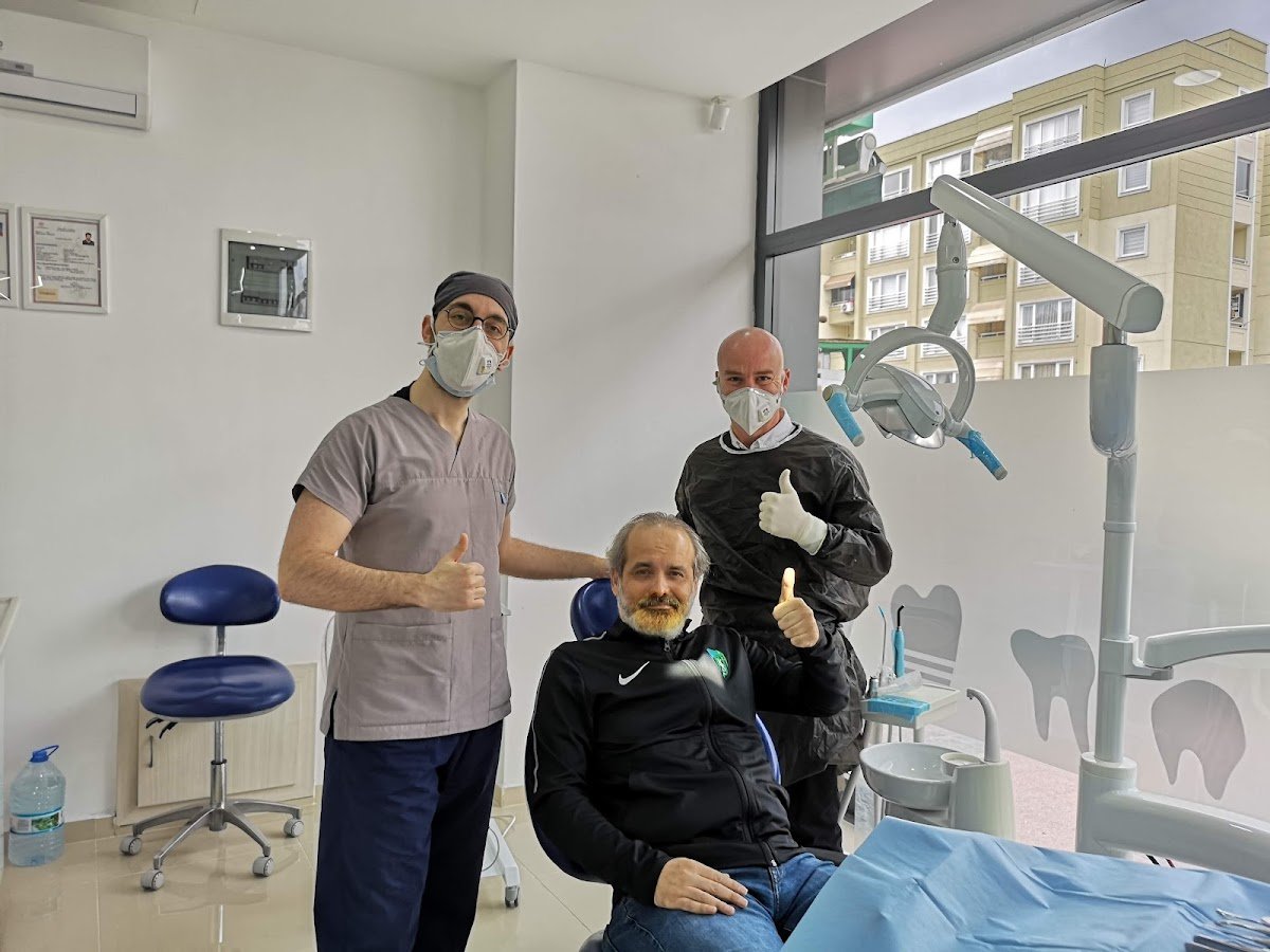 Dr. Mehmet Cihan Şengün ( Dişeti ve İmplantoloji Uzmanı)