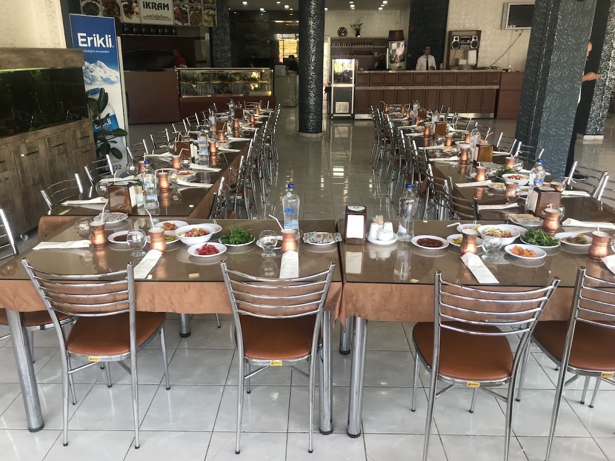 İzzet-İ İkram Kebap Etli Ekmek