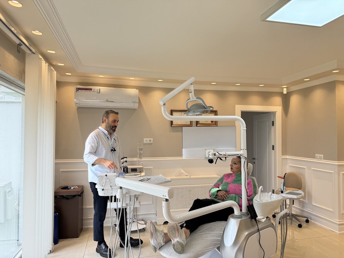 Uzm. Dr. Dt. Burak Hamzaçebi, Diş Hekimi - Periodontoloji ve İmplantoloji